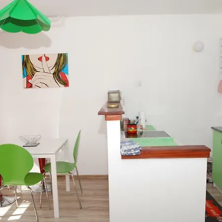 Sunny Little Flat In City Center Jukan 图兹拉